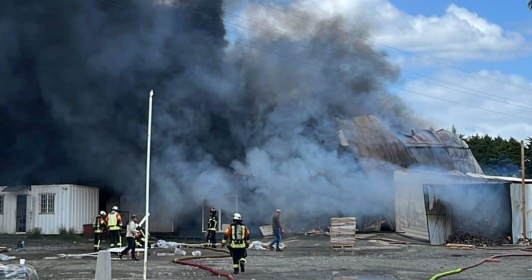 Devastador Incendio en Bodega de Plásticos: Heroica Lucha de Bomberos para Salvar Vidas y Evitar Propagación