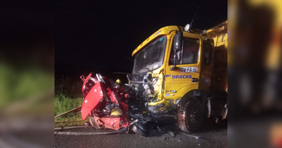 Trágico Choque en Los Lagos: Automóvil Colisiona Fatalmente con Camión