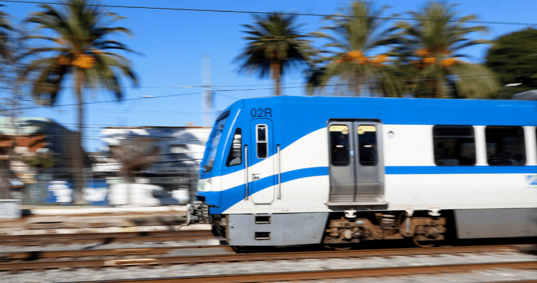 Transformación Ferroviaria en Valparaíso: Buses Eléctricos Nocturnos y Estación Valencia Revolucionan el Transporte