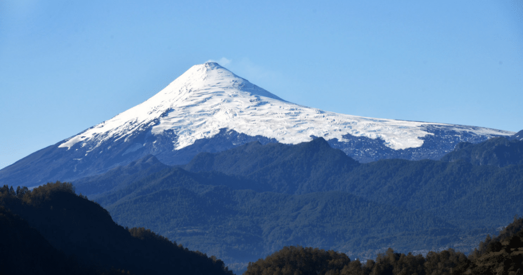 ¡Descubre el Volcán Villarrica: Autoridades y Emprendedores Unen Fuerzas para Reabrir Acceso al Cráter!