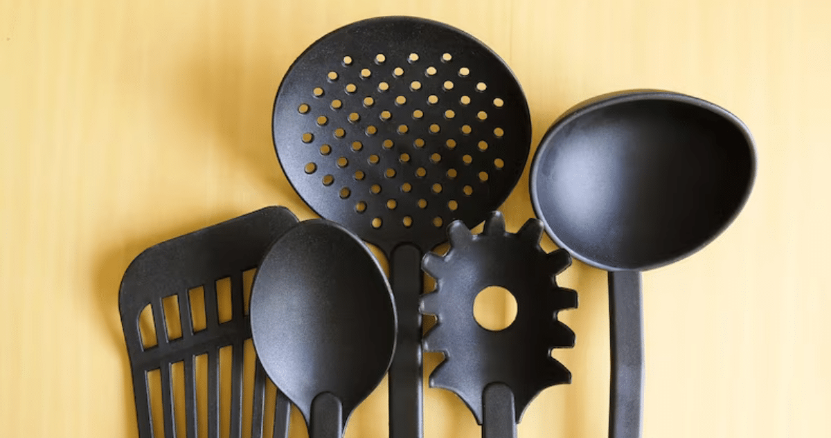 5 Razones Sorprendentes por las que Debes Deshacerte de tus Utensilios de Cocina de Plástico Negro