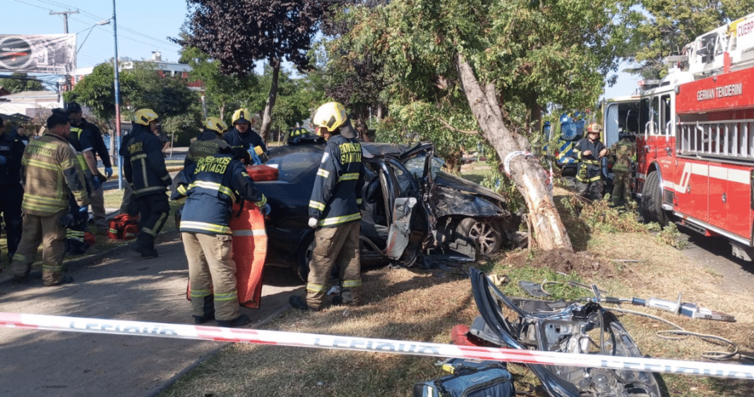 Accidente Vial en Estación Central: Conductor Ebrio Choca Contra Árbol Dejando 3 Heridos