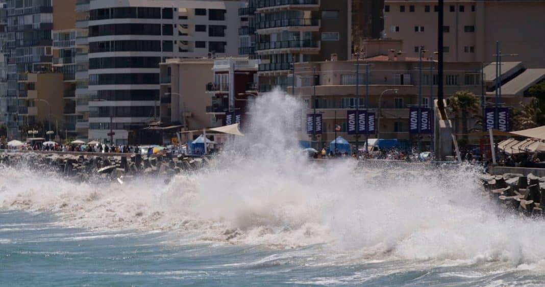 Alerta por Marejadas Extremas: Cierre Preventivo de Av. Perú en Viña del Mar