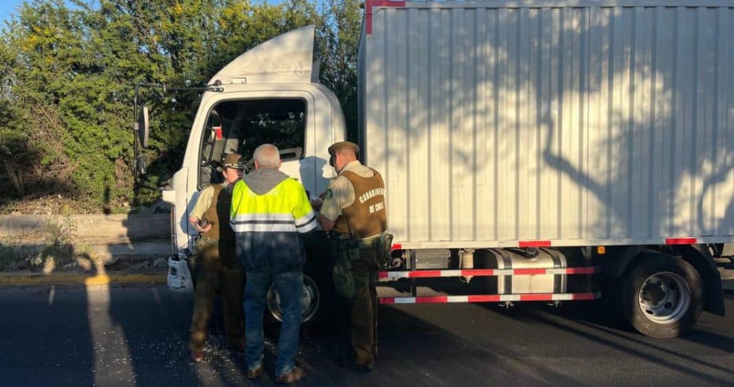 Carabinero Heroico Frustra Robo de Camión en Renca: Asaltantes Armados Huyen Bajo Fuego