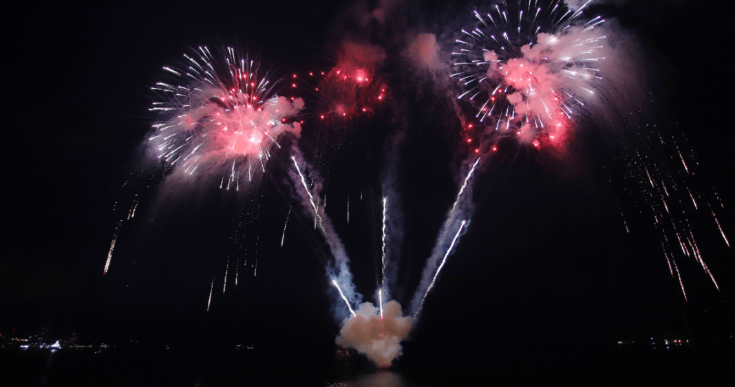 Celebrando el Año Nuevo en la Región de Los Ríos: Fuegos Artificiales y Diversión en Corral y Valdivia