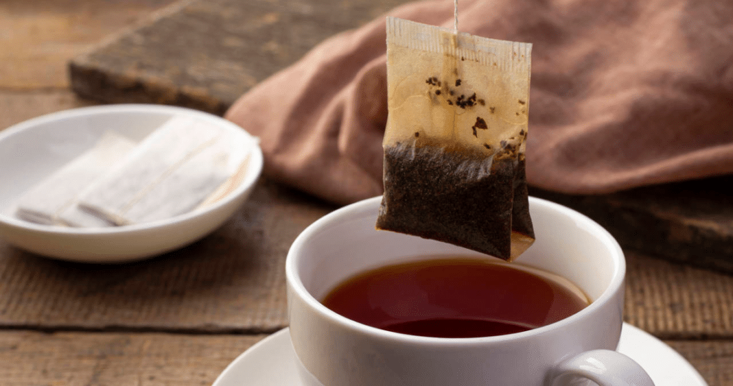 Descubren Que las Bolsitas de Té Liberan Millones de Microplásticos Peligrosos