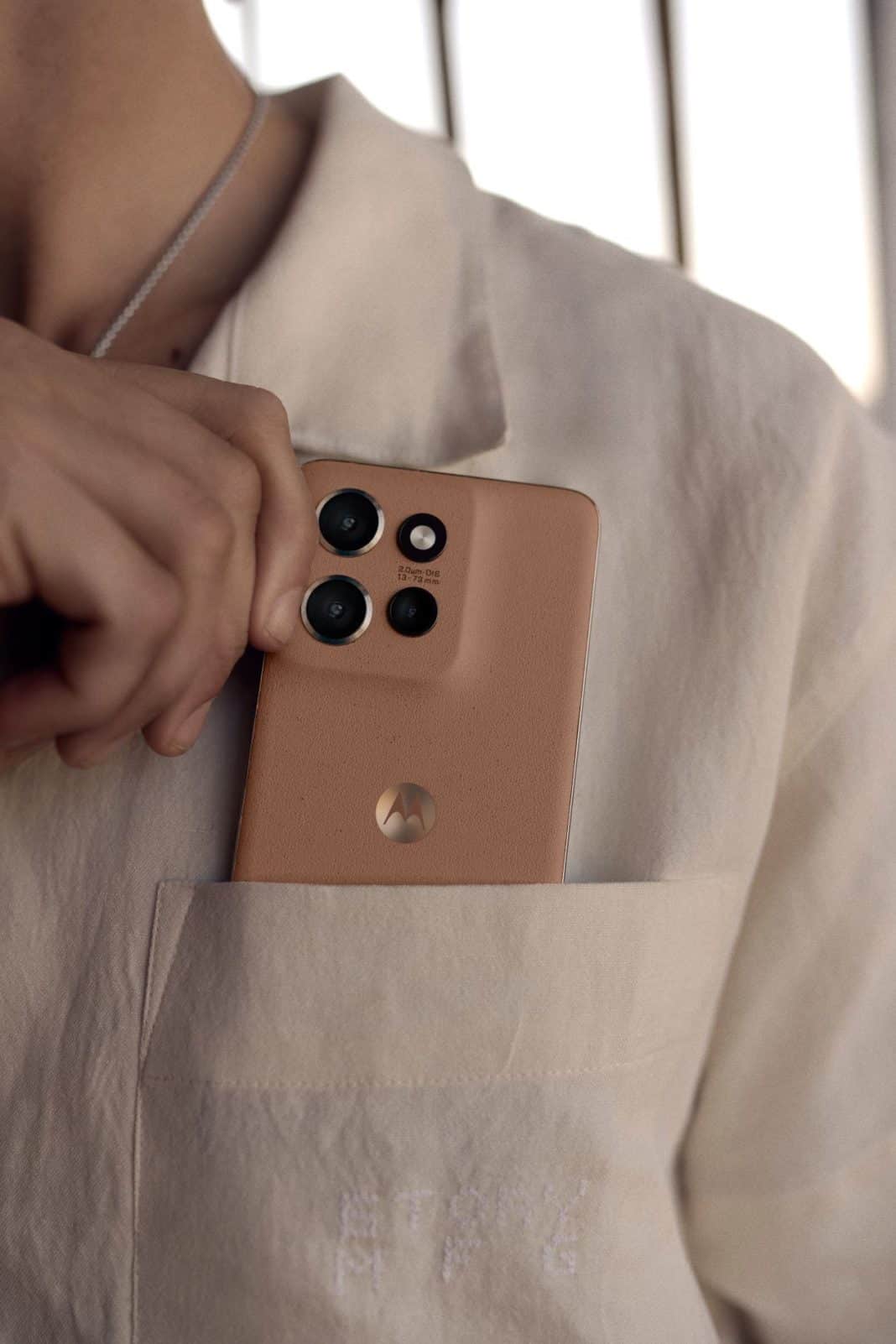 Motorola Celebra la Conexión entre lo Virtual y lo Natural con su Nueva Línea de Smartphones en el Color del Año 2025