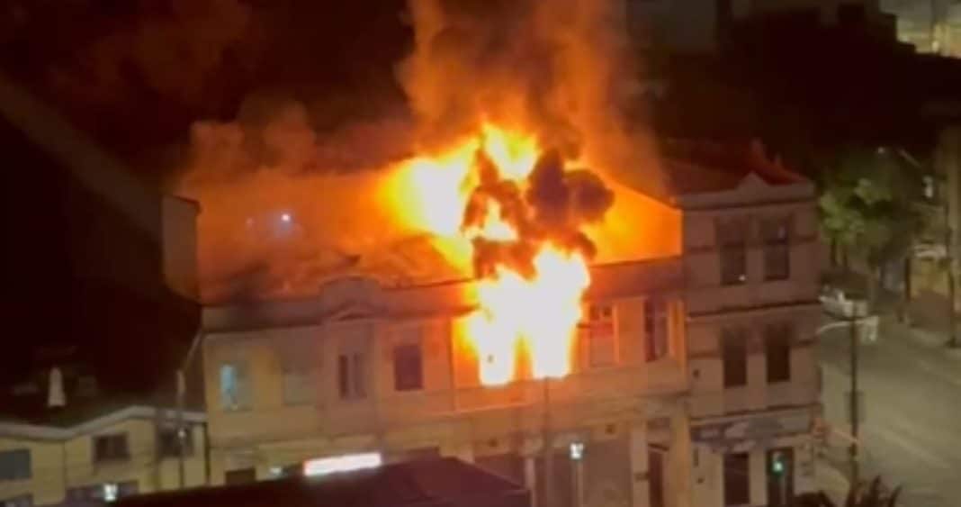 Tragedia en Valparaíso: Víctima Mortal Deja Devastador Incendio en Vivienda