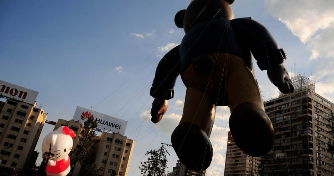 ¡El Desfile Parisino Vuelve a Iluminar las Calles de Santiago!