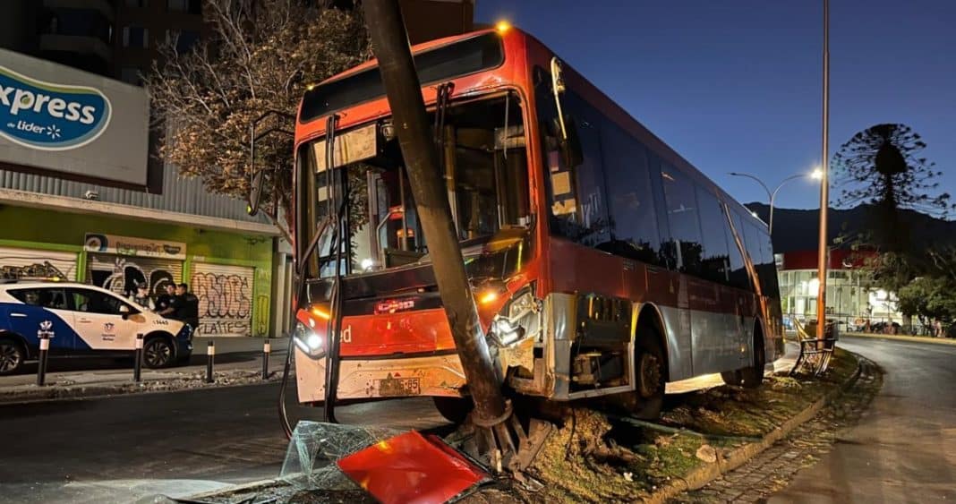 Accidente de Bus RED en Ñuñoa: Choque Imprevisto y Daños Significativos