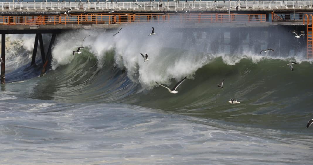 Alerta por Marejadas Intensas en Valparaíso: Impacto en Playas y Llamado a la Precaución