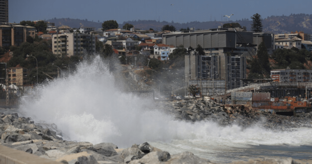 Alerta por Olas Gigantes y Calor Extremo en Valparaíso: Prepárate para un Fin de Semana Desafiante