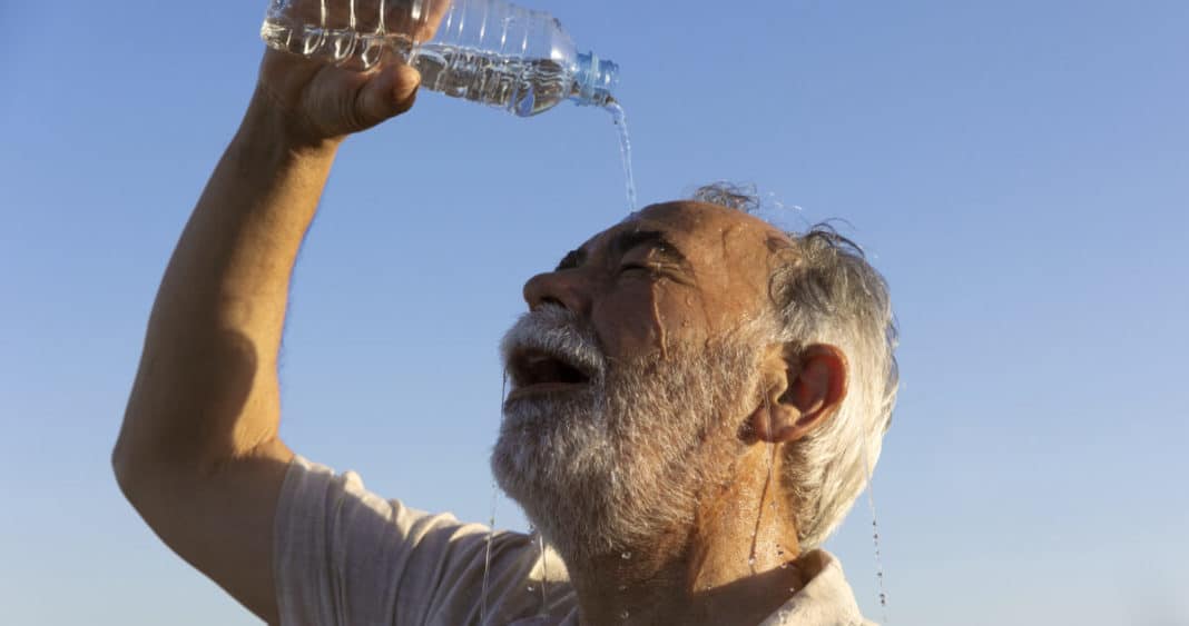 Cómo Mantenerse Hidratado y Evitar Golpes de Calor este Verano