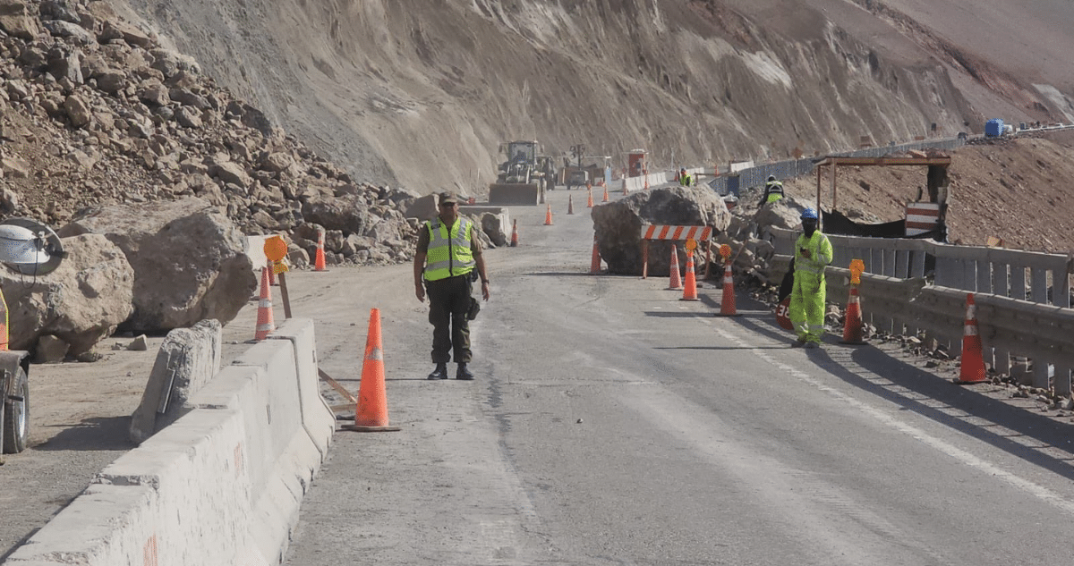 Desprendimiento de Rocas Bloquea Ruta 5 en Arica: Autoridades Actúan Rápidamente para Restablecer el Tránsito