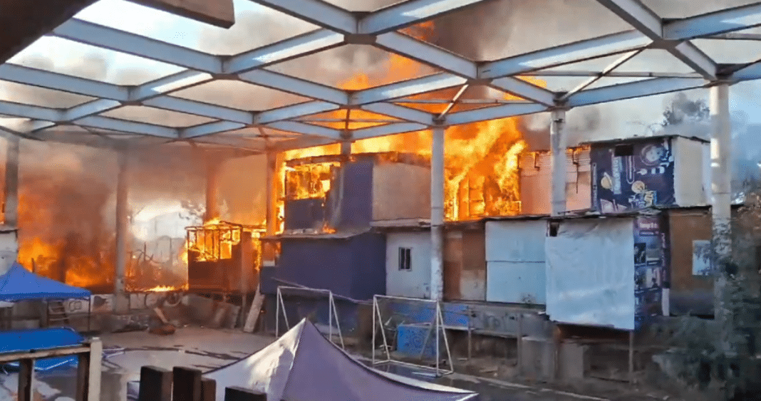 Devastador Incendio Arrasa Campamento en Cerro Navia: Bomberos Luchan por Controlar las Llamas