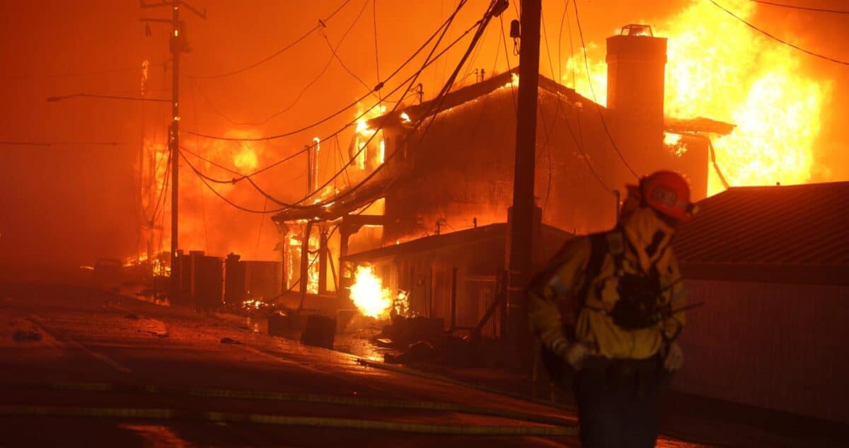 Emergencia en Los Ángeles: Incendios Fuera de Control Obligan a 30,000 Evacuados