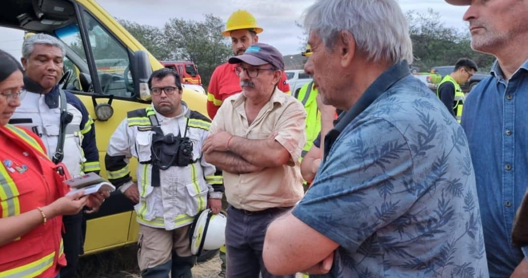 Heroica Lucha Contra las Llamas: Alcalde de Los Sauces Lidera Esfuerzos para Proteger a la Comunidad