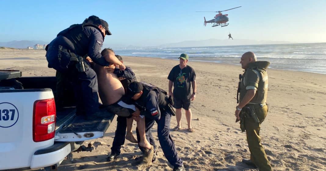 Heroica Operación de Rescate: Helicóptero Naval Salva a Hombre en Peligro de Ahogamiento en Punta Teatinos