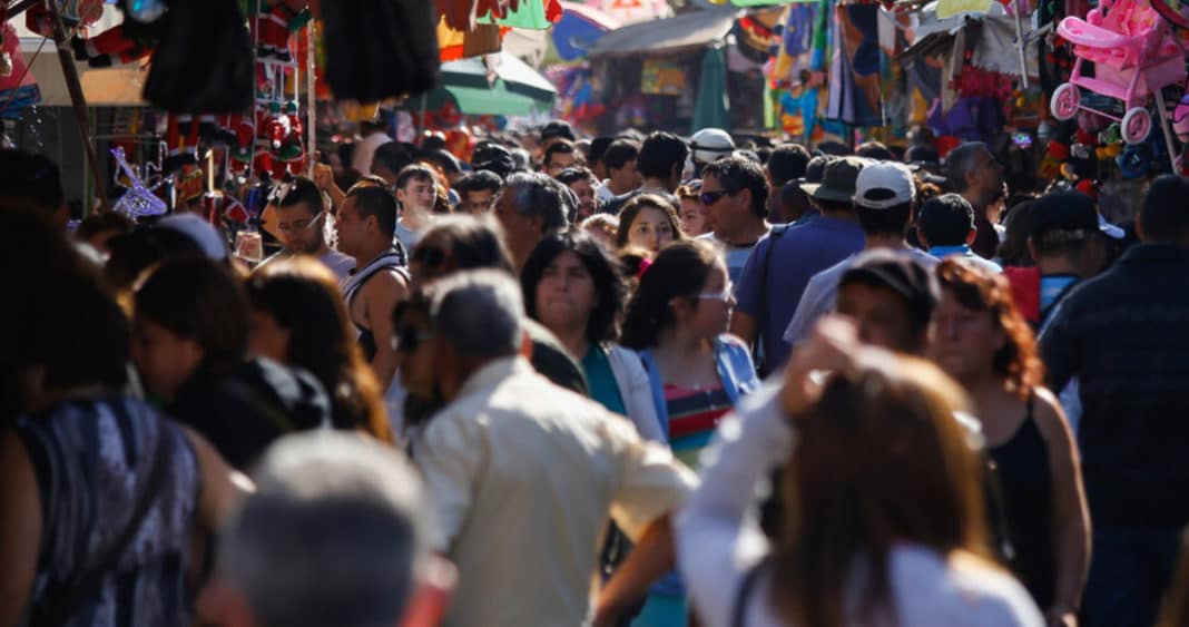 Mujeres Chilenas Dedican Más Tiempo a Trabajos No Remunerados, Según Encuesta Nacional