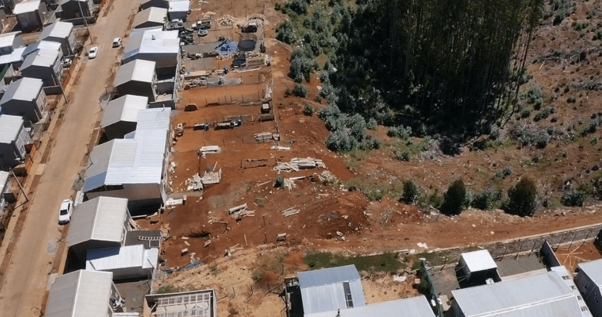 Vecinos de Dichato Amplían Patios a Expensas de Cortafuegos Forestales