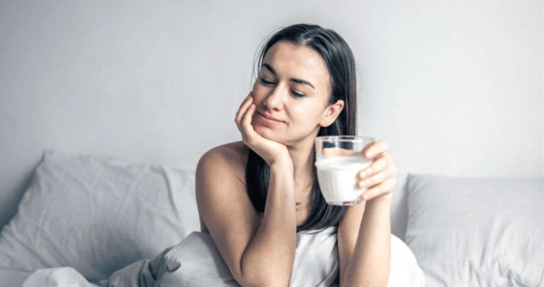 ¿Realmente Beber Leche Tibia Ayuda a Combatir el Insomnio?