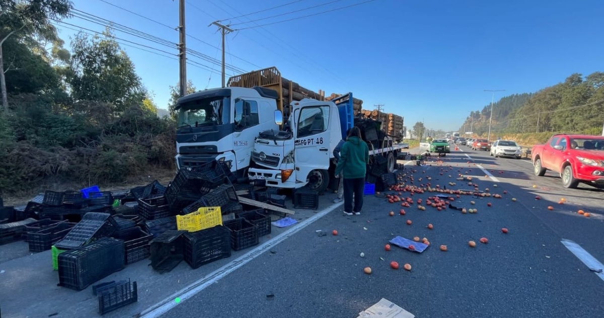 Accidente Vial Grave en Ruta 5 Sur: Camión Forestal Impacta a Vehículo de Carga