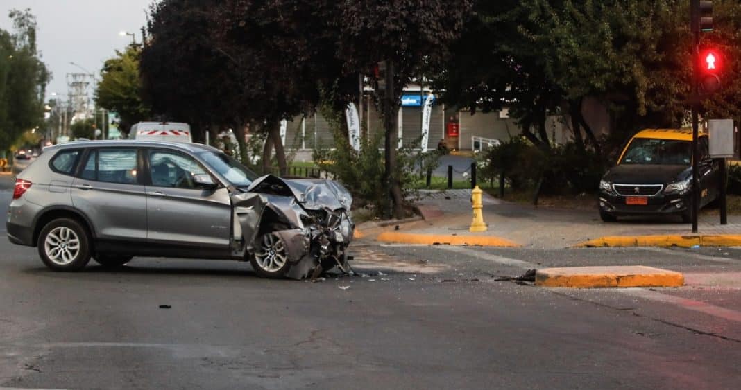 Carabinero Herido Gravemente en Accidente Vial Mientras Ejercía como Taxista