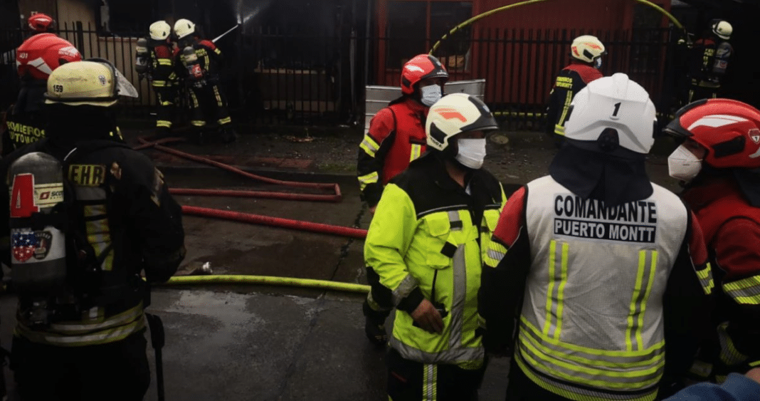 Devastador Incendio Azota el Centro de Puerto Montt: Seis Bomberos Heridos y Múltiples Negocios Afectados