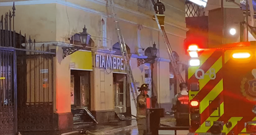 Devastador Incendio Consume Local Comercial en Emblemático Mercado Central de Santiago