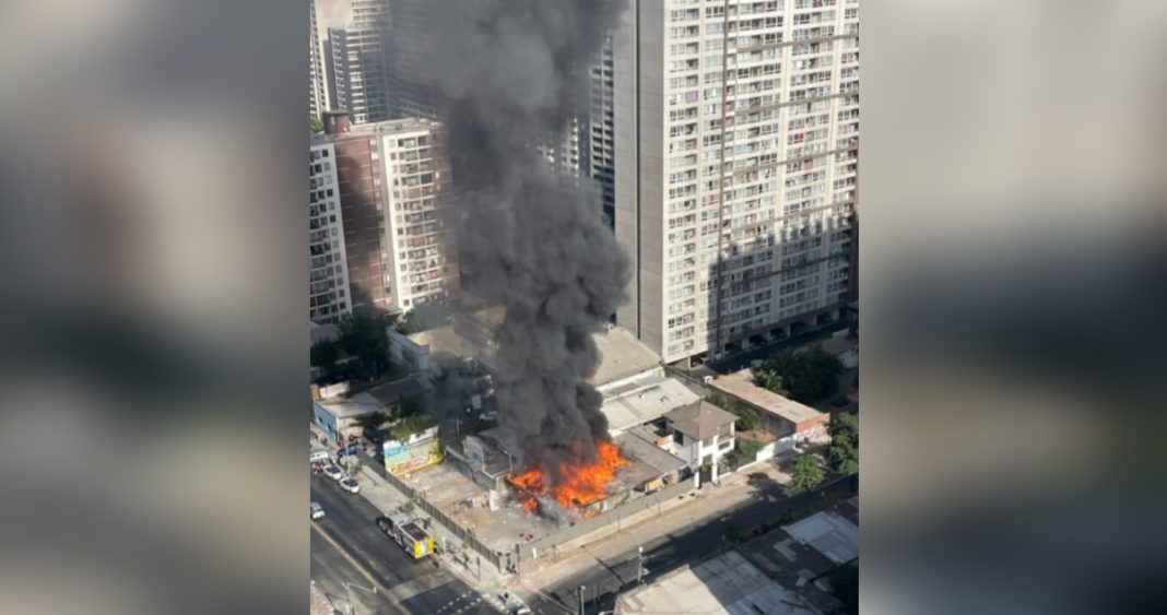 Devastador Incendio Consume Locales Abandonados en Estación Central