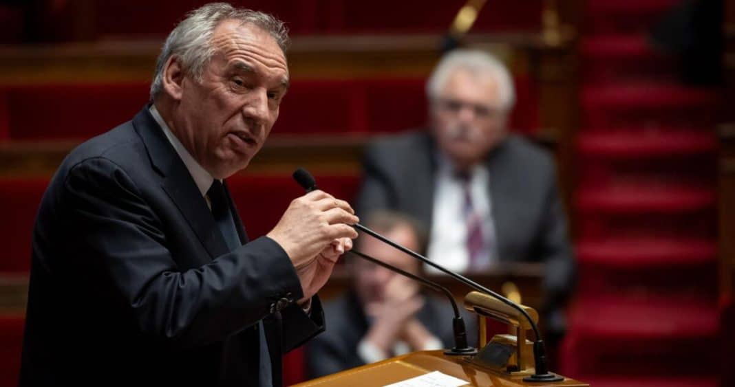 Gobierno francés supera moción de censura por presupuesto 2025