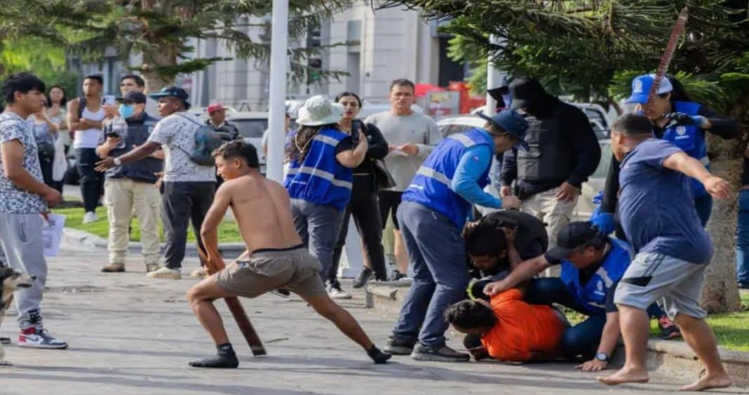 Incidente Violento en Plaza Colón: Tres Detenidos por Agredir a Funcionarios Municipales