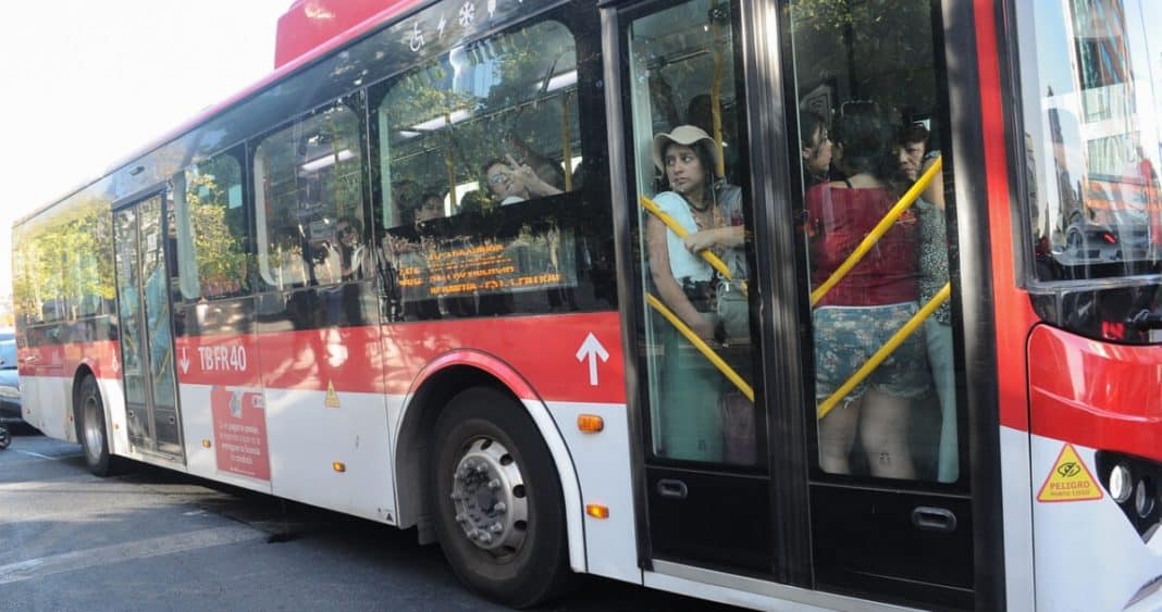 Región Metropolitana Aún Enfrenta Desafíos Tras Masivo Apagón: Hogares Sin Luz y Agua