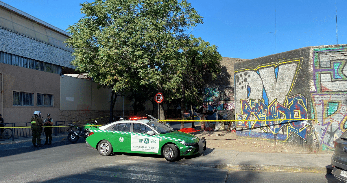 Trágica Ejecución a Plena Luz del Día: Investigan Asesinato de Hombre sin Hogar en Santiago