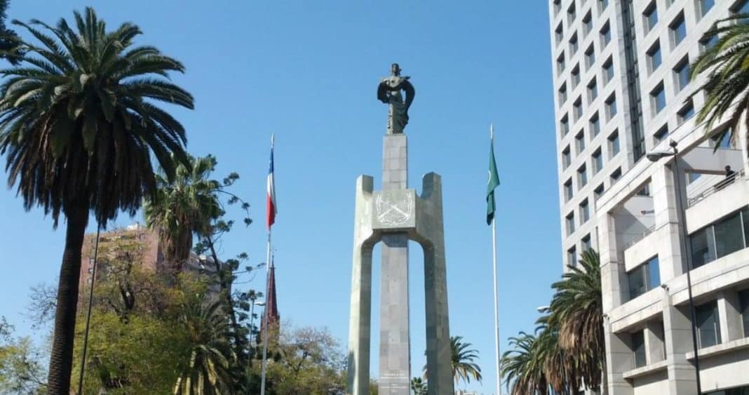 Ataque al Monumento de los Mártires de Carabineros: Herido Uniformado en Incidente en Santiago