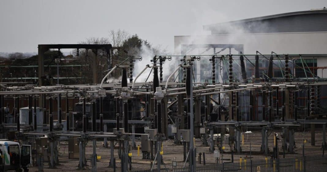 Apagón en Heathrow: Investigación Antiterrorista Lidera Pesquisas Sobre Incendio