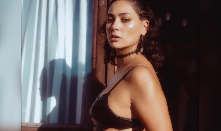 Camila Recabarren: Belleza Cautivadora en Fotografías Icónicas