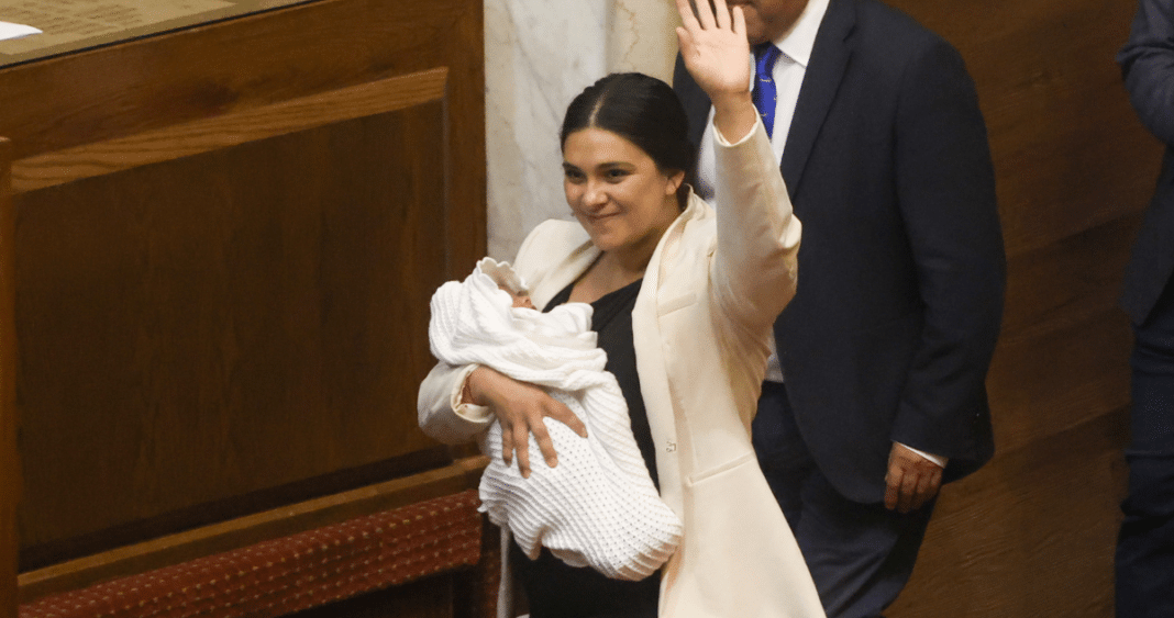 Cariola Lleva a su Bebé al Congreso: La Defensoría de la Niñez Respalda su Decisión