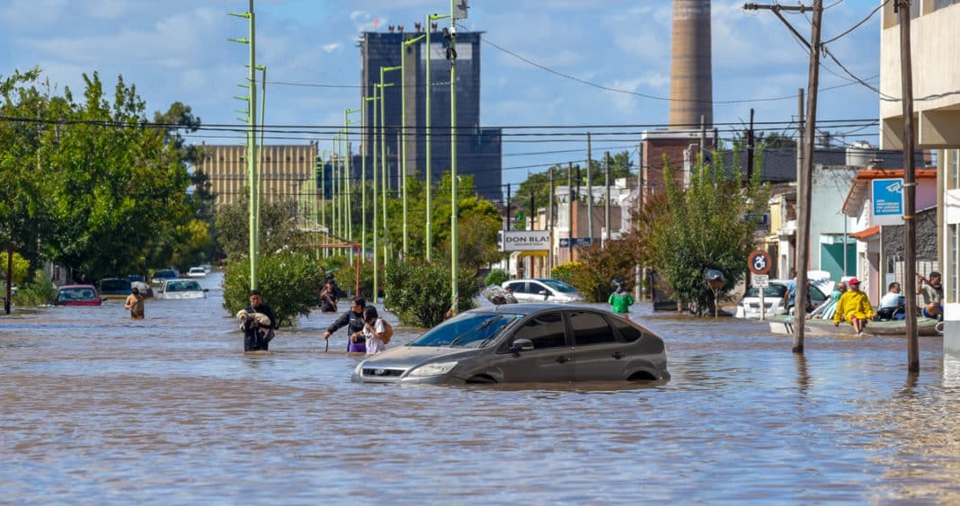 Devastación en Bahía Blanca: 13 muertos y más de 1.300 evacuados tras lluvias históricas