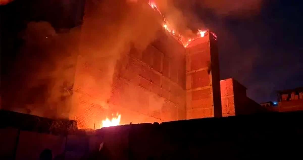 Devastador Incendio Consume Almacenes Ilegales en el Corazón de Lima