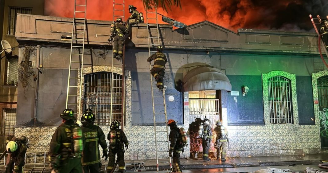 Devastador Incendio Consume Hotel Abandonado y Bodega de Productos Chinos en Santiago