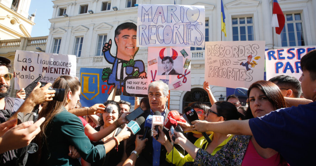 Educación en Crisis: Docentes de Santiago Exigen Derechos Laborales