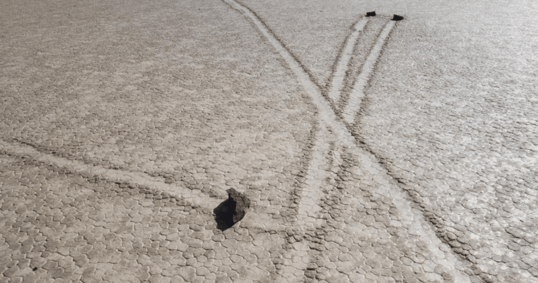 La Danza Congelada: Cómo el Hielo y el Viento Mueven Misteriosamente las Rocas del Desierto