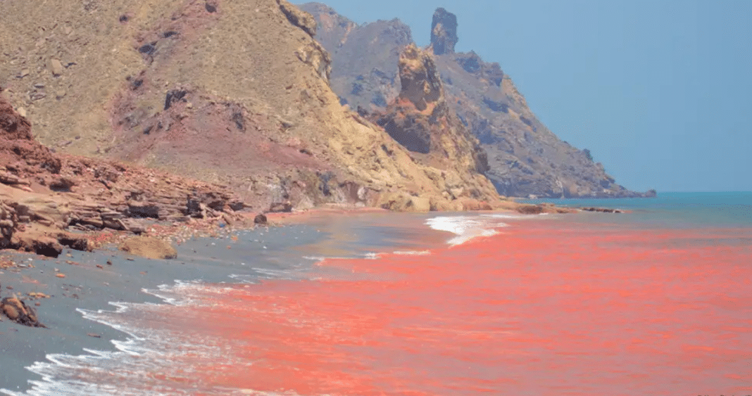 La Isla Arcoíris de Ormuz: Cuando la Naturaleza Pinta de Rojo una Playa Iraní