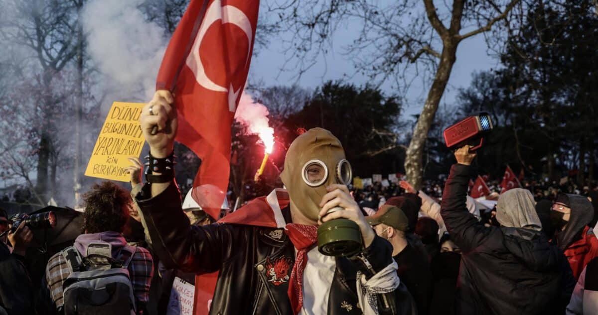 La Lucha por la Democracia: Cómo las Protestas Masivas Desafían el Poder de Erdogan en Turquía