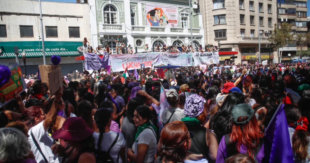 Masiva Marcha del 8M en Santiago: 15.000 Manifestantes y 13 Detenidos