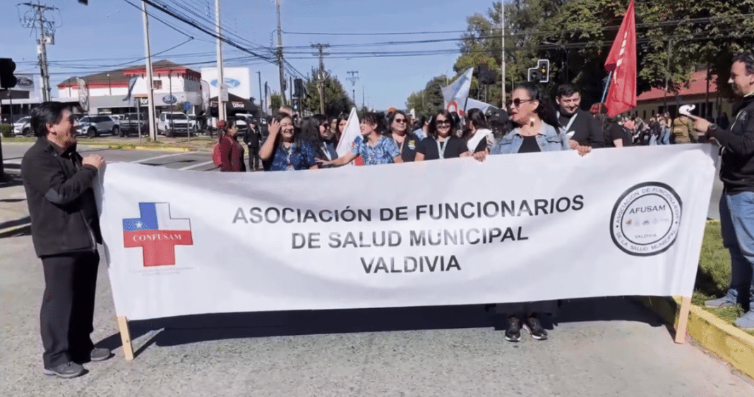 Movilización Masiva de Funcionarios de Salud Municipal en Valdivia: Exigiendo Soluciones Urgentes