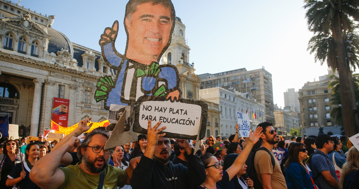 Profesores de Santiago Enfrentan Desafíos Presupuestarios: Alcalde Desbordes Defiende Oferta Actual