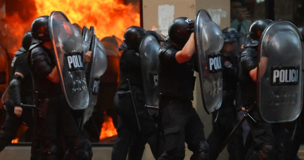 Protesta de Jubilados en Argentina: Enfrentamientos Violentos Desafían las Políticas de Austeridad