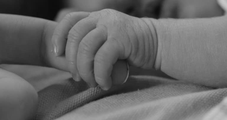 Tragedia en el Hospital: Padres Reciben Millonaria Indemnización por Bebé Sepultada Erróneamente